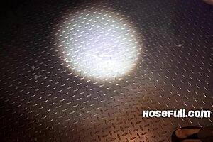 טוונק חם מקבל גנגבנג ללא רחמים במחסן נטוש.