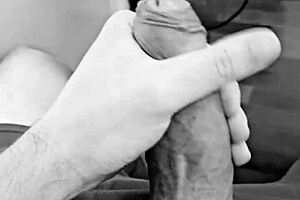 Yo, uită-te la acest twink brazilian drăguț care ejaculează tare într-un solo acasă