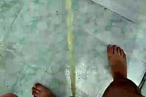 يا رجل، أبول في الدش، تريد الانضمام الآن؟