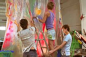 היי, צפה בטריו טווינקים חמים מזיינים יחד עכשיו!