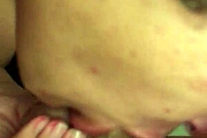 Teen suger min pik: Kan denne hårløse twink klare det?