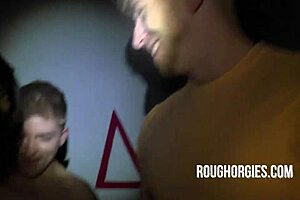 Hé, geil hunkok vagyunk, csatlakozol a durva bottom orgiánkhoz?