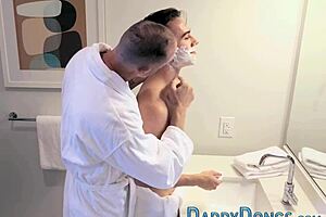 ベアがタイトなツインクのアナルを激しく広げる生ハードコア