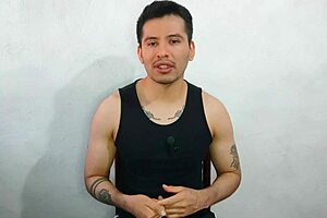 21 साल का जॉवेंसिटो ट्विंक दोस्त के अंकल के बड़े मोटे लंड को इंटेंस ओरल देता है