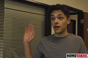 Patrigno Becca Figliastro Che Brama Cazzone Duri alla Scrivania d'Ufficio