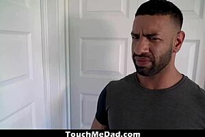 ステップソンがステップダディに親密動画を録画されてバレる - 次は何だ、touchmedad？