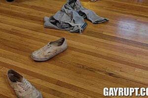 Ryder Owens和Kam Stone支配嫩仔生肛交