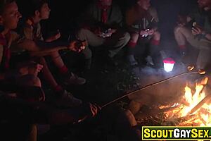 Уау! Скаут Бойс Деймиън Грей и Сърг Шепард губят девствеността си от скаут мастъри Адам Сноу и Ейс Банър в лагера