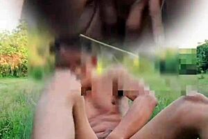 Mjanmański gej rozbiera się na zewnątrz na solową zabawę Zoom