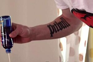 Αδύνατοι νεαροί λαδωμένοι και ταϊζονται σε σκληρά πούτσα