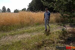 Hej, chceš vidět gay twinka, jak si masturbuje a vytryskne venku?