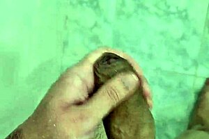 Jouir sous la douche avec mon voisin latino