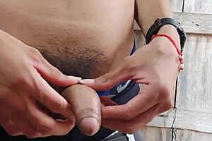 拉丁小基从大鸡巴得到优秀手淫