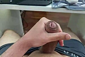 Млад твink получава без презерватив от горещ мускулест пастрок в гаража на MyFamilyDick