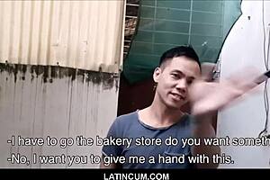 刚在闲逛，Luis和Paco这两个辣拉丁嫩男开始生操。很快就激烈了！