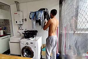 瘦瘦的家伙用大鸡巴后入式无套肏紧致的西班牙小子的洞