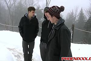 Twinks Roscoe, Jimmy und Hunter bumsen in wildem Dreier