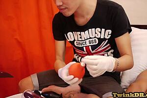 twink asiatico, vuoi sentire me che bareback questo stud peloso in missionario?