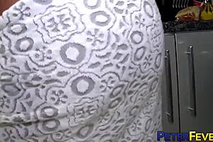 Peterfever’s Max Blairwood โดนเบียร์แบ็คโดยลาตินในครัวร้อนแรง