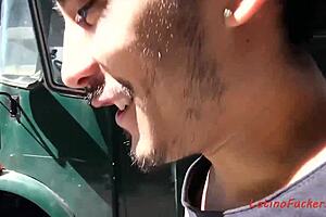 Прямой парень пробует гей-секс за быстрые деньги.