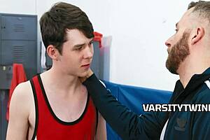 واو، ثلاثية مصارعة تتحول إلى جماع بدون واقي في الصف!