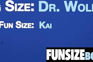 Lubang bontot hitam ketat diregang keras oleh batang putih besar dalam porn gay campur!