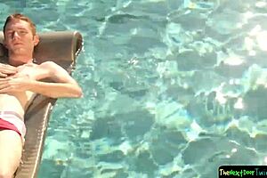 Сам тинк си дърпа огромния кур за аматьорско шоу с еякулация