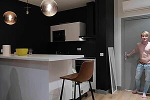 Trojka u tušu postaje divlja sa evropskim mladim gejevima, piercingom i analnim jebanjem