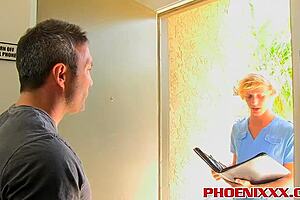 Attraktiver schwuler Hunk Brock Landon rammelt blonden Twink Evan im Schlafzimmer. Harte Action mit Blowjob und Cumshot!