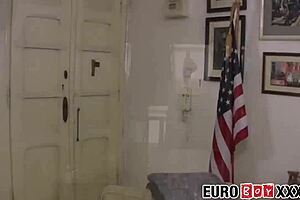 Čoveče, ovi mladi 18+ evropski twinkovi jebu guzice na krevetu na sprat... divlja orgija!