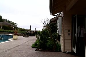 เด็กหนุ่มสองคนแบ่งปันช่วงเวลาอินทิมในห้องเงียบ พวกเขาสำรวจกันด้วยสัมผัสอ่อนโยน