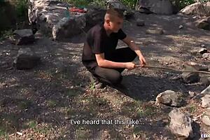 Στρέιτ τσέχικο τσόνκα παίρνει λεφτά να πιπιλίσει και να γαμήσει σε camping POV