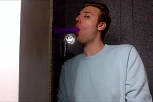 प्रिटी मॉडल ट्विंक डीपथ्रोट एक्शन पर गैग करता है! 😏