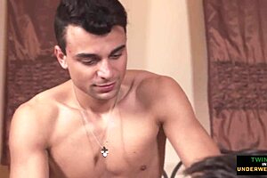 유로 조크가 트윙크 꽉 조인 엉덩이에 정액 뿌림 클로즈업