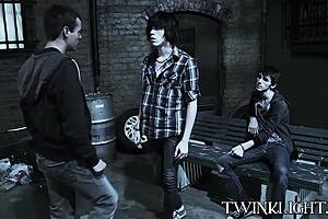 tres gays jóvenes 18+ se besan antes de follar anal duro. ¡se ponen salvajes!