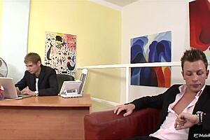 Biurkowy twinkowie zabawiają się w pracy