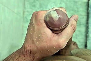 मेरा दूध पीना चाहोगे, भाई? अगले दरवाजे पर सोलो ट्विंक एक्शन।