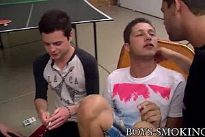 Човече, аз и wesley marks, rad matthews, пушим пури на тази дива оргия... лудост!