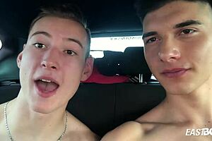 زاحف لوطي جاد لانس هوارد يمص زب جيش في أكشن جامح. إيه سره؟