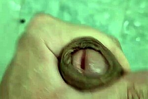 浴室里性感手淫和射精