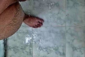 هالتوينك البرازيلي ينظف ديكه جيداً عشان تمصه.