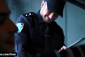 小骚货勾引肌肉警察办公室邂逅