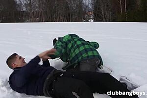 Wow, 3 snowboarderi gay au distracție în 3 după pârtie!