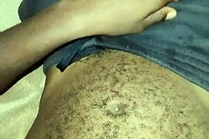 Wow, Patrz na Tego Seksownego Geja, Jak Wali Konia na Tym Potwornym Kutasie w Domu!