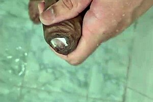 Kote eksotik twink Latino menitis liar di bilik mandi panas