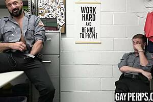 Твинк Коул Черч жестко трахается здоровяком-офицером Марко Наполи.