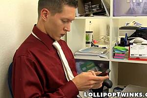 שני טווינקס שובבים דופקים בתחת חזק במשרד