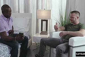 Ta gorąca scena seksu gejowskiego z BBC czarnym rozwija się w międzyrasowym trójkącie, zaczynając od parującego masażu ebony. Duży tyłek i strzelanie kończą sprawę.