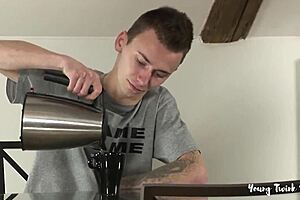 Mladí twinkové se ponoří do bareback akce, to je čistá gay porno zábava