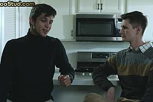 ชายหนุ่มขนครอบครองในเซ็กส์เท้าสามคนกับทวินส์